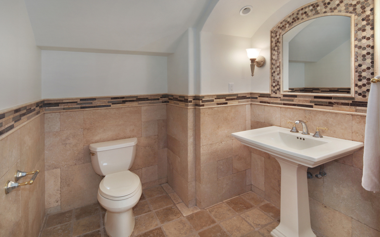 Туалет с зеркалом и раковиной