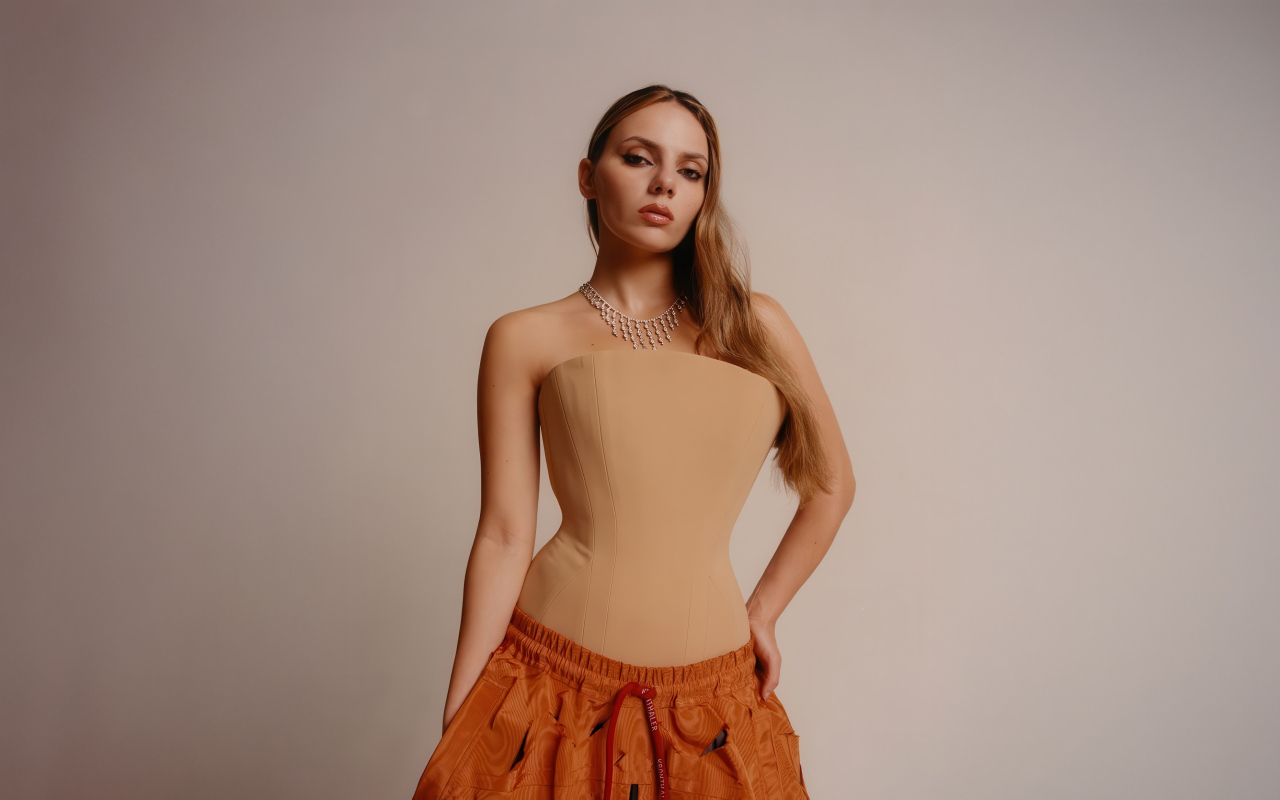 Молодая актриса Дафни Кин на сером фоне