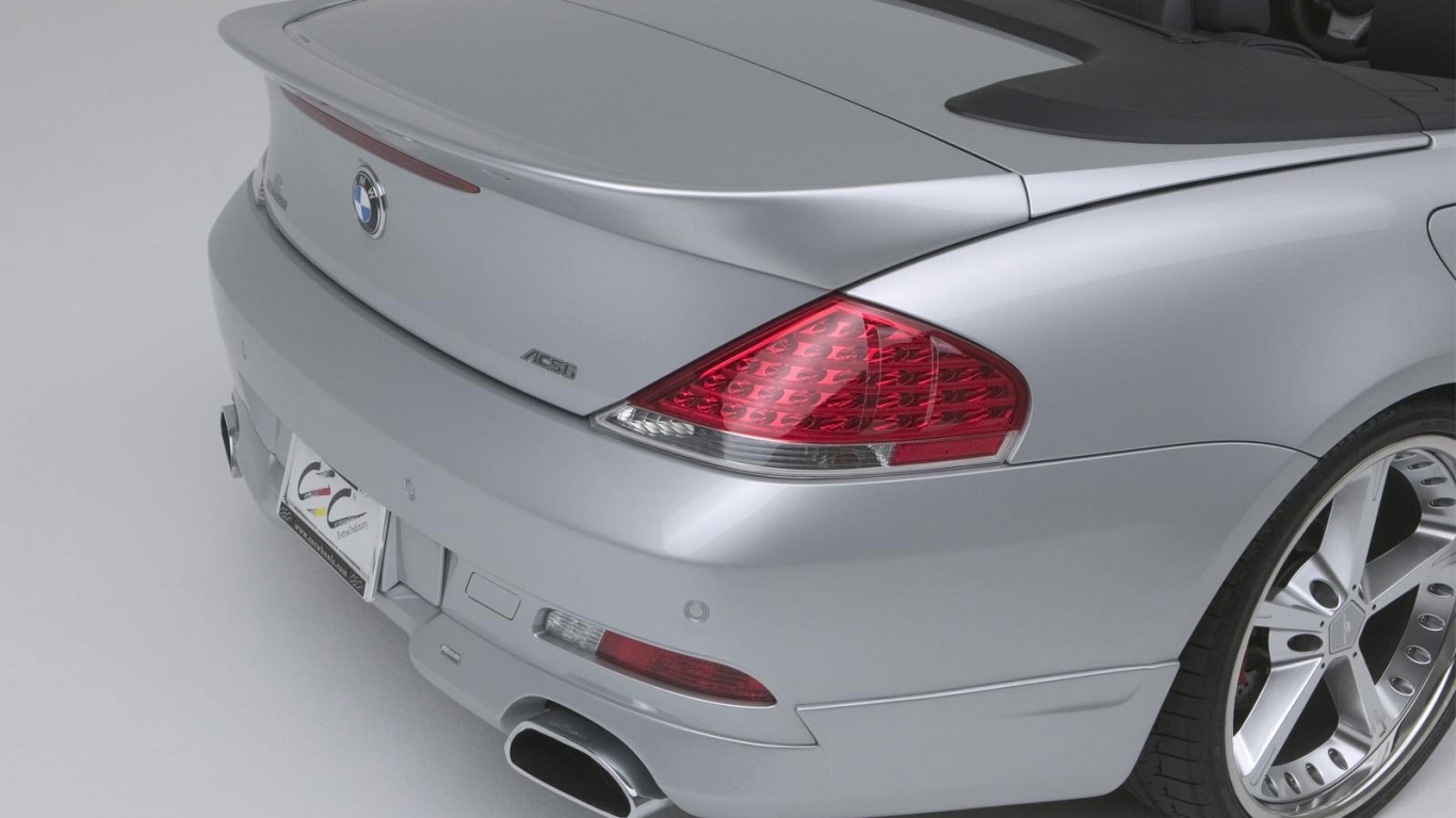 Автомобиль BMW 645 вид сзади