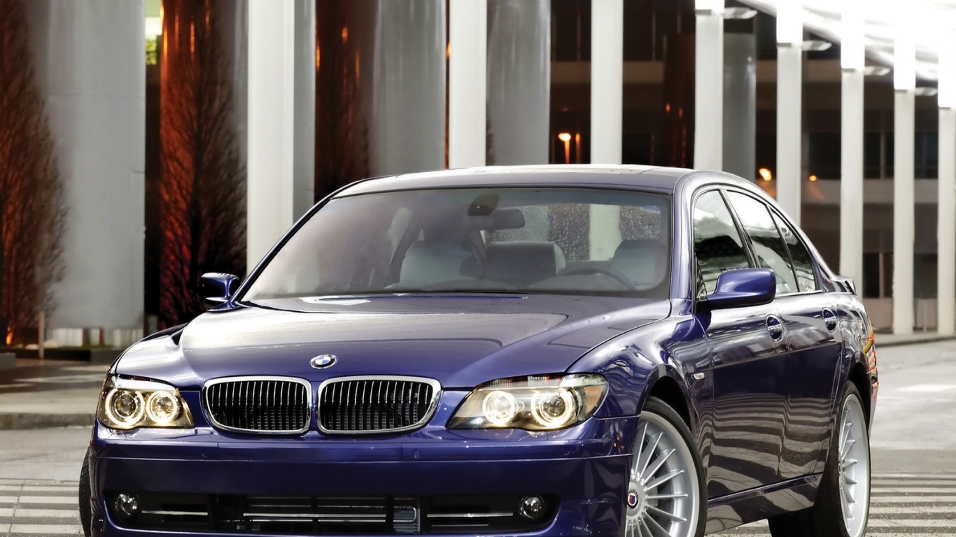 Перед синей BMW Alpine