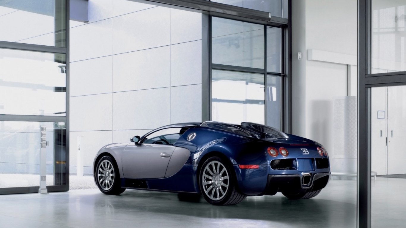 Синий Bugatti Veyron