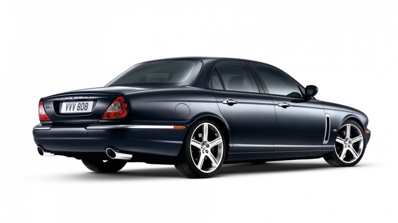 Jaguar XJR вид сзади