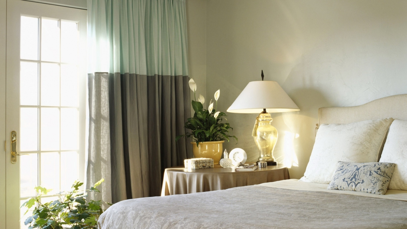 Двухцветные шторы в спальне