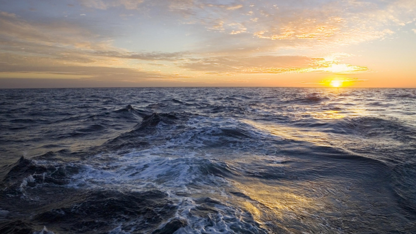 Глубокое синее море на закате