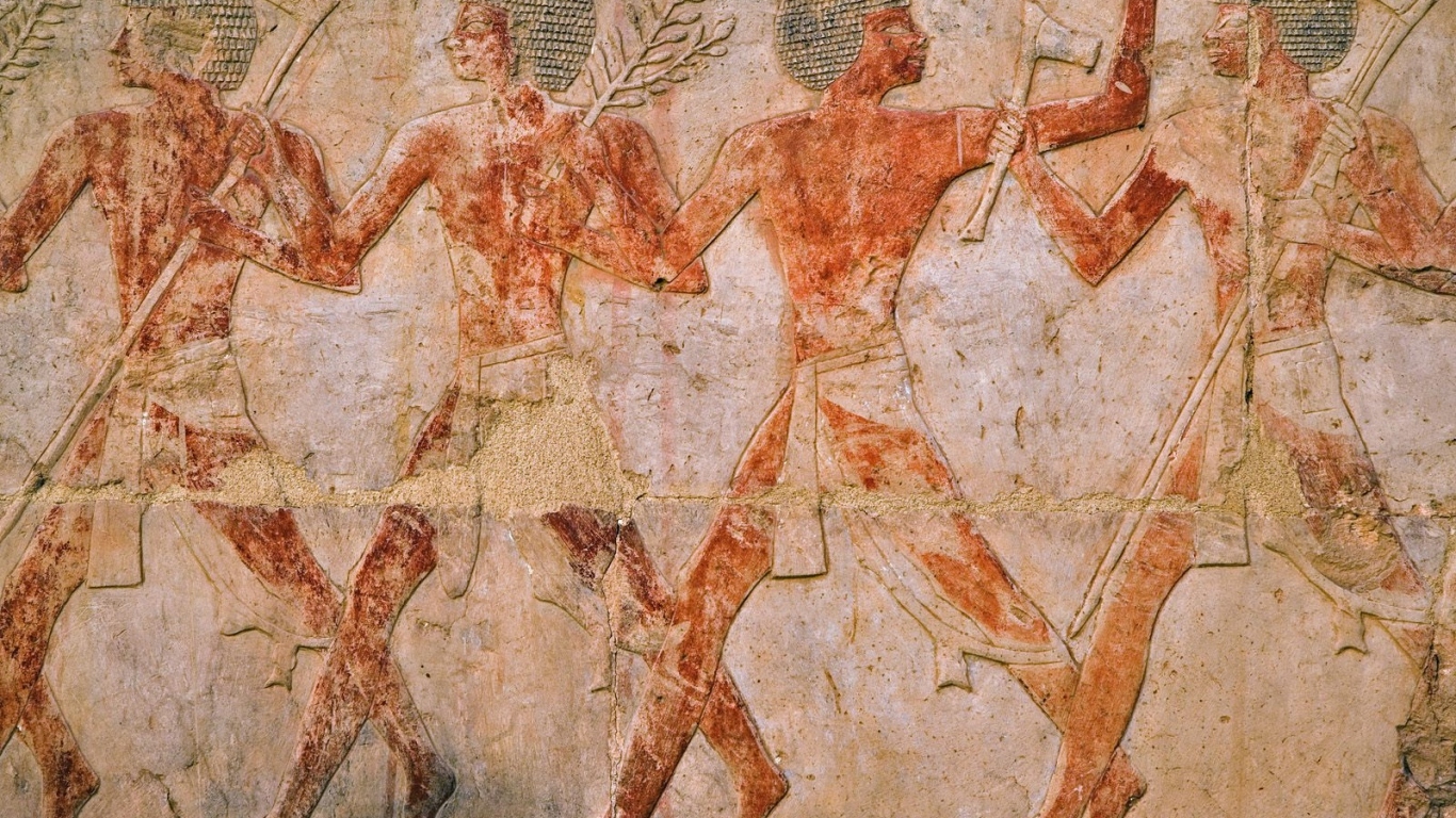 Древние фигуры в храме Карнак