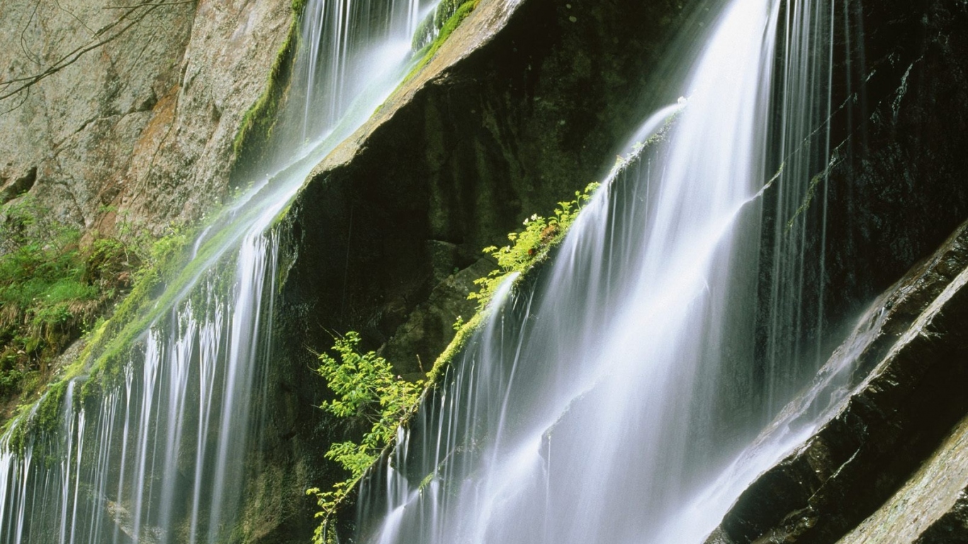 Льющаяся каскадом вода