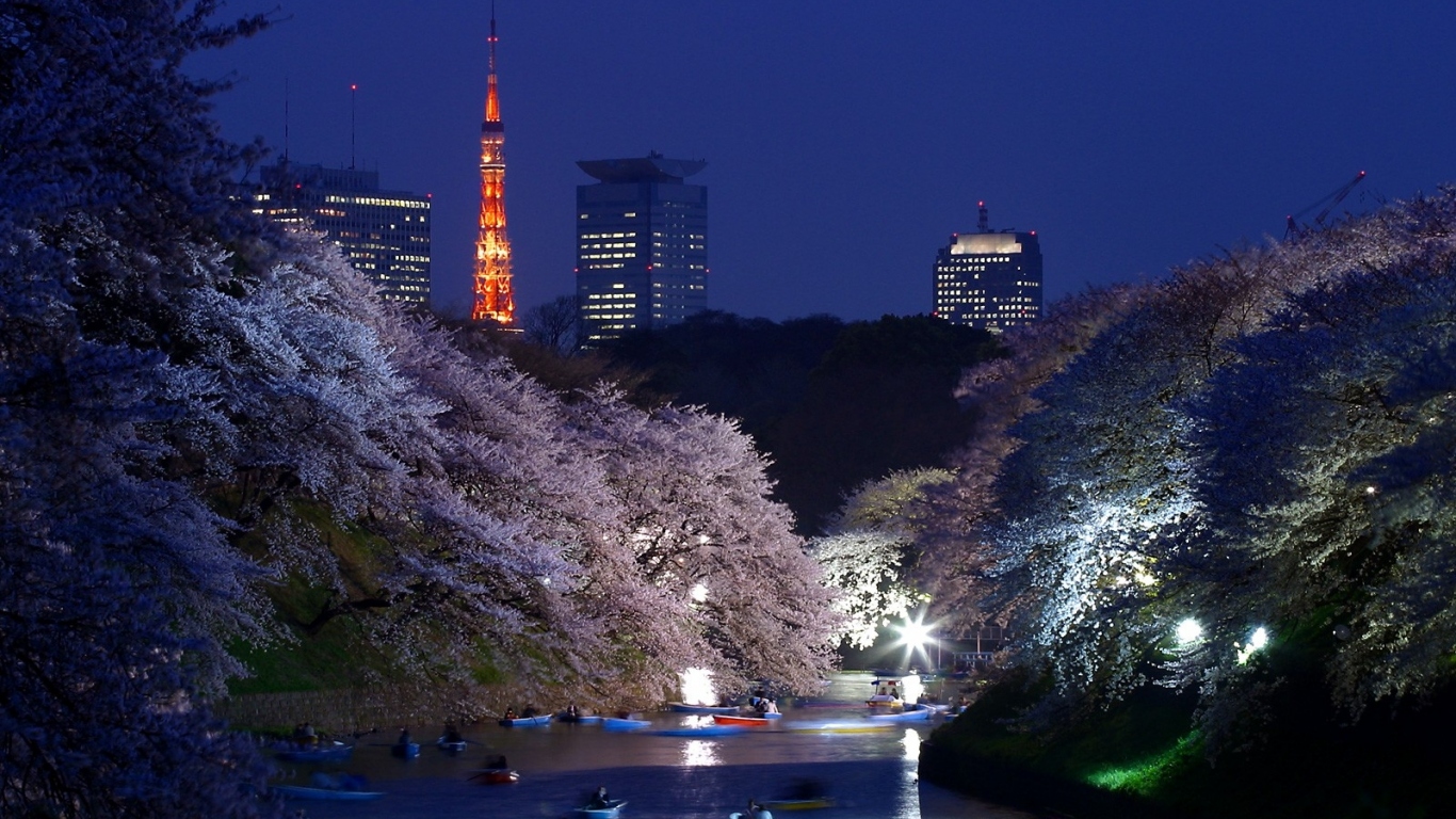 По городской реке