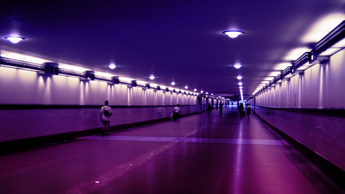 Перед следующей остановкой в метро