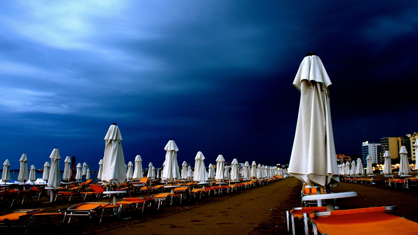 Пивные палатки в шторм