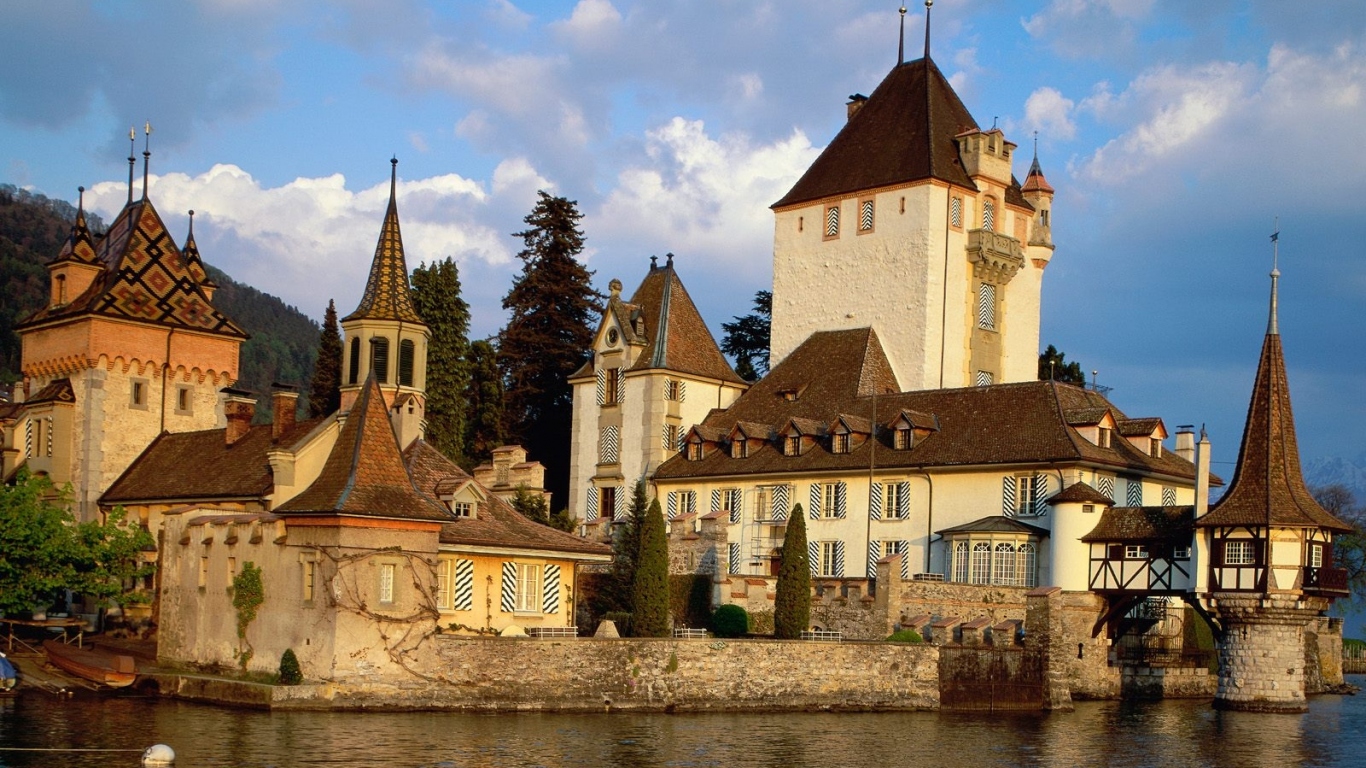 Замок Oberhofen, Озеро Thun, Швейцария