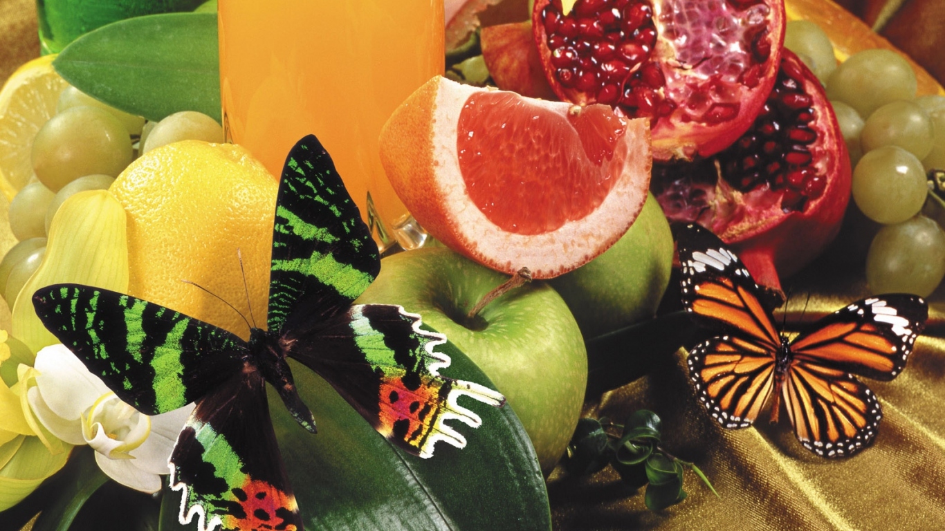Маленькая бабочка на фруктах