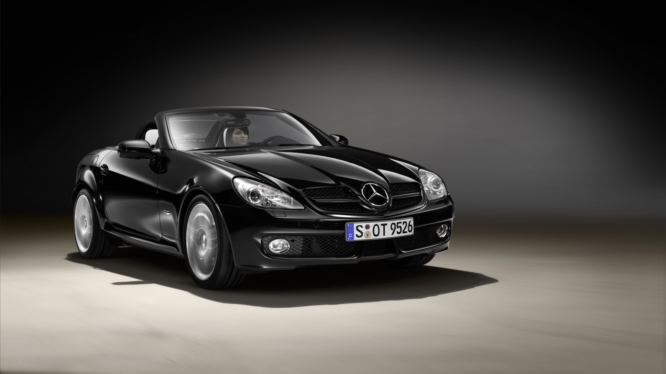 Девушка за рулем Мерседеса