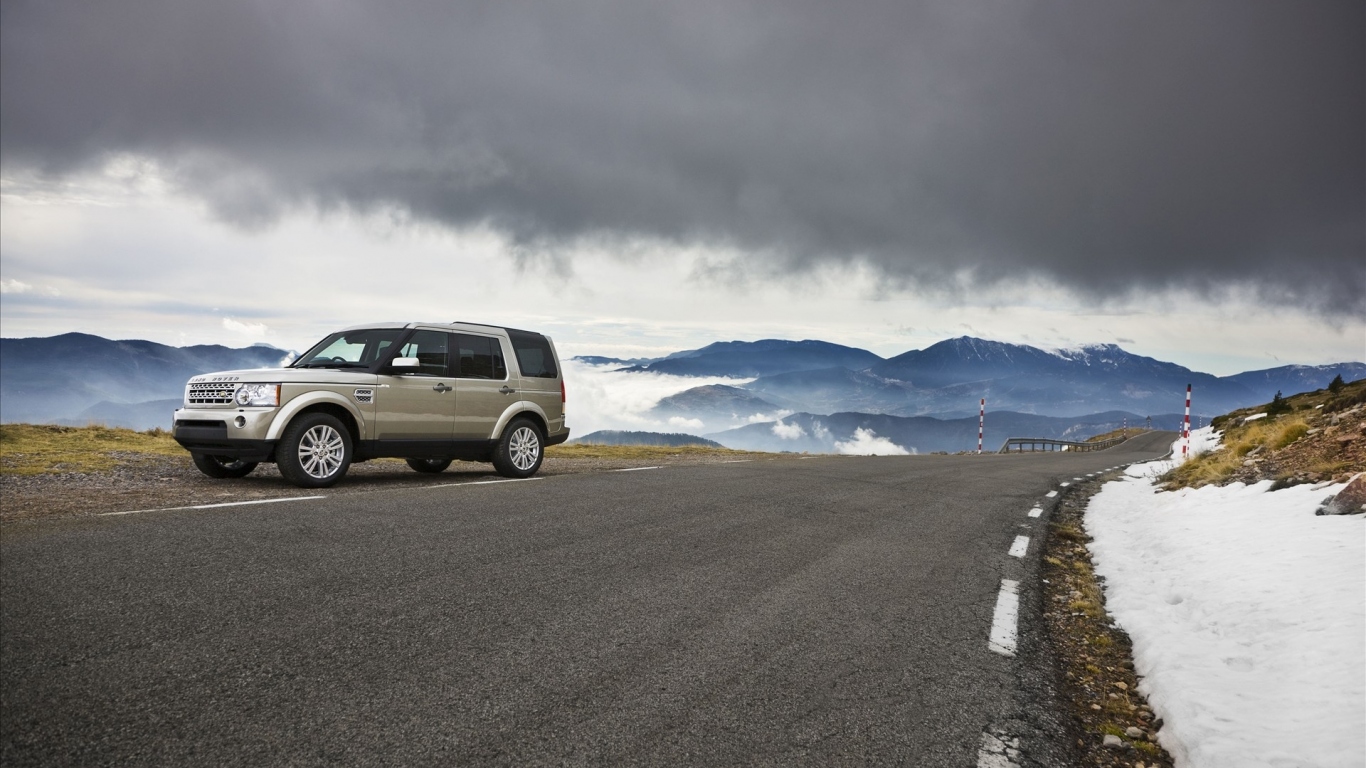 Rover на горной дороге