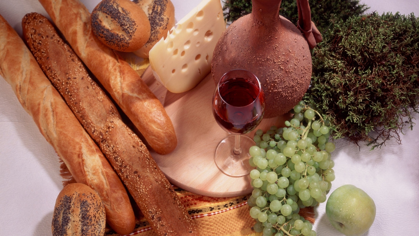 Французские булочки с сыром и вином