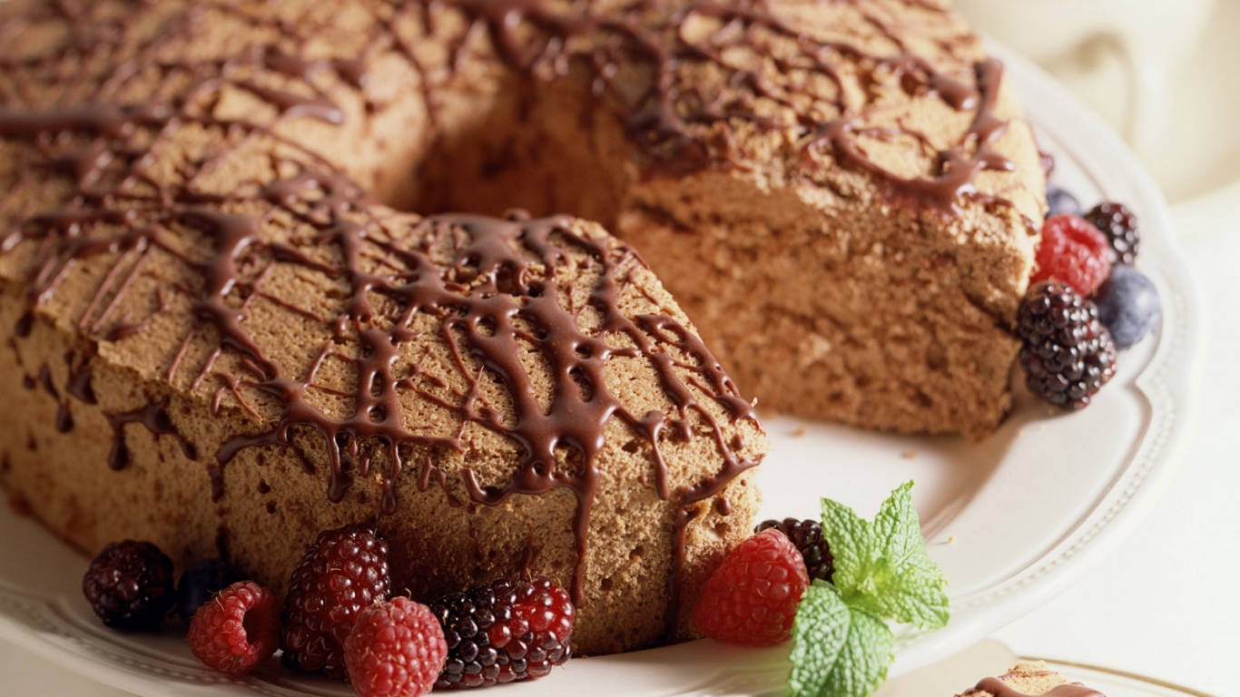 Шоколадный пирог и ягоды
