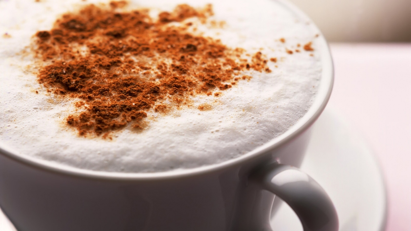 Чашка черного кофе с пенкой