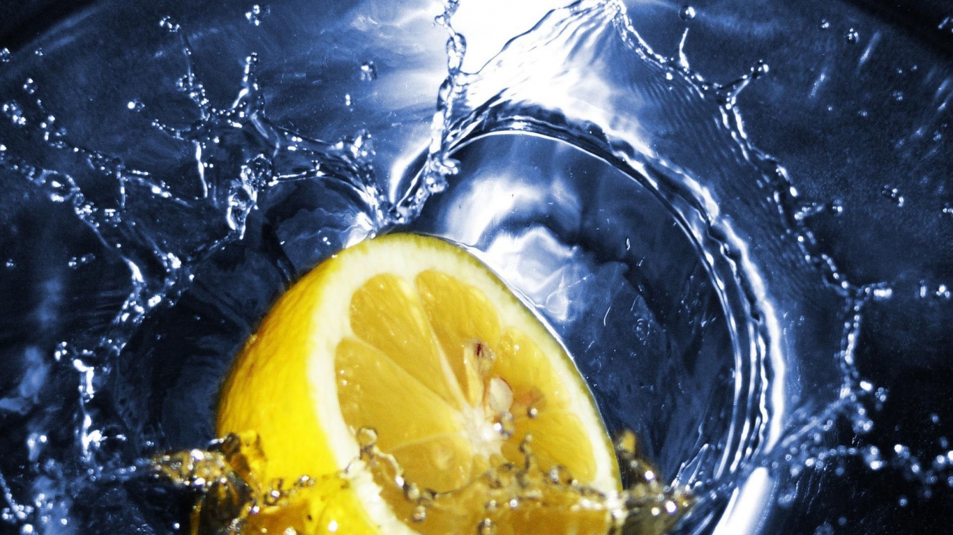Лимон в воде