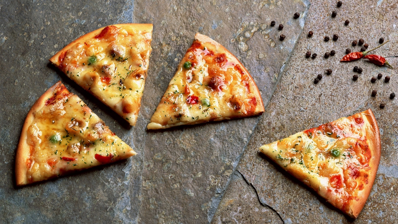 Аппетитные кусочки пиццы