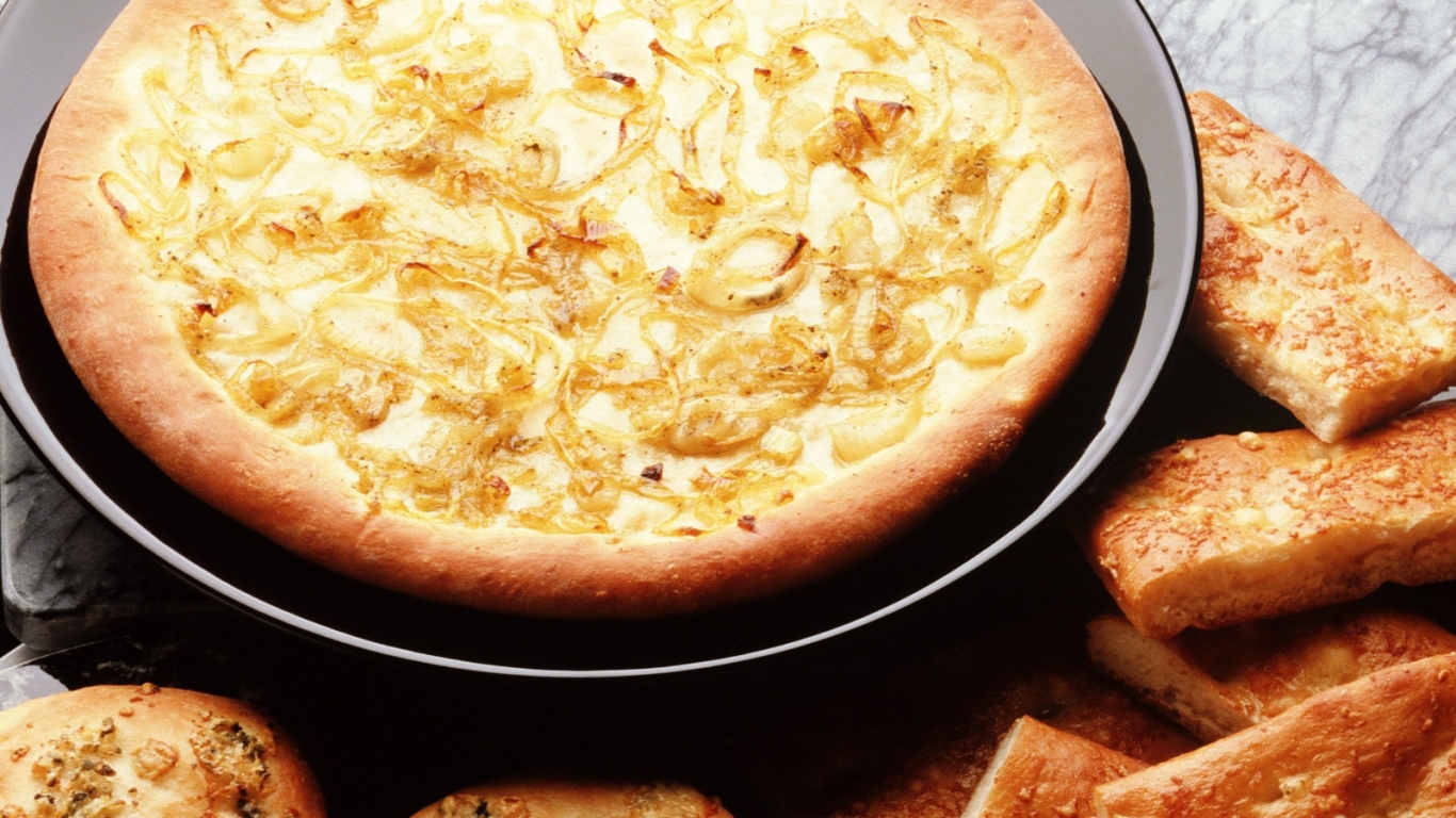 Пицца с луком