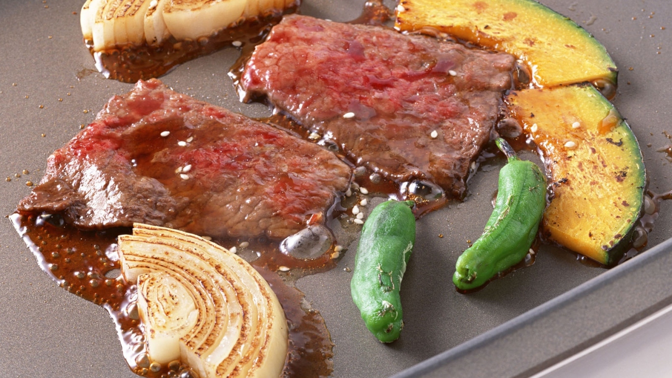 Куски рыбьего мяса на плите