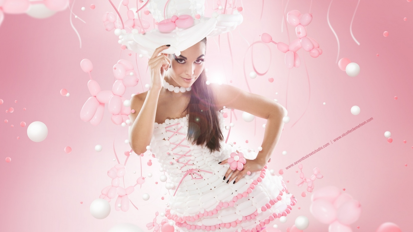 Красивая девушка в розовом