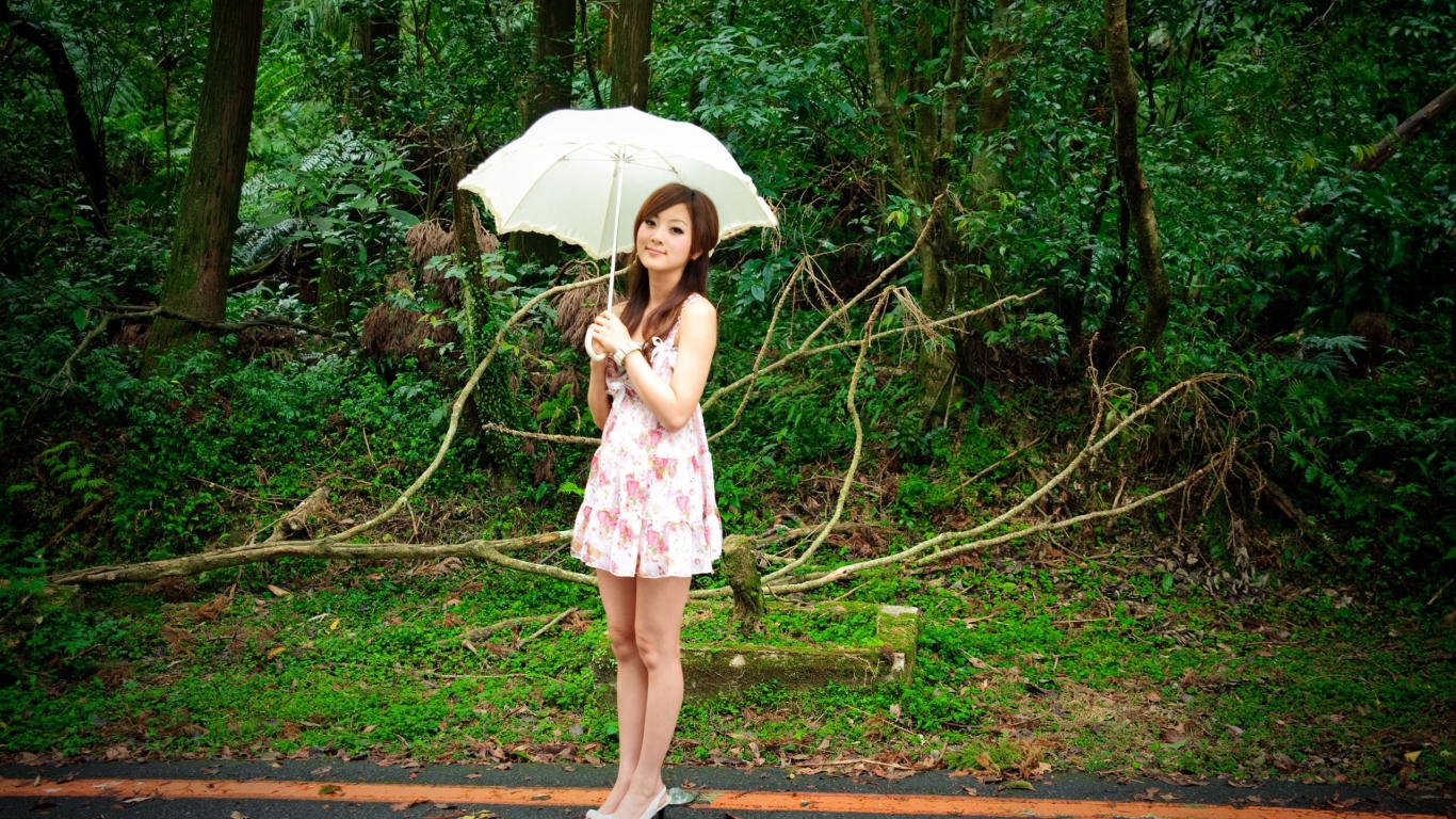 Девушка в лесу