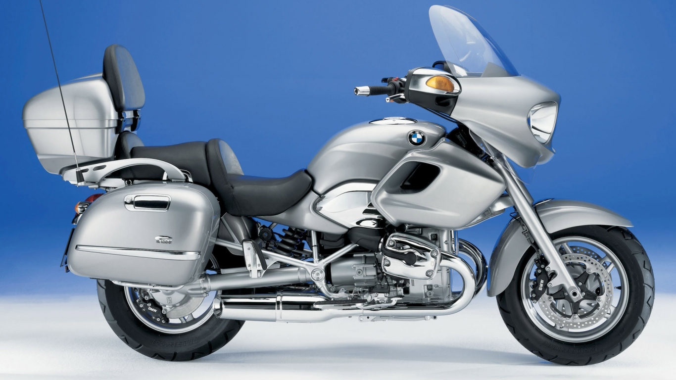 Серый мотоцикл BMW