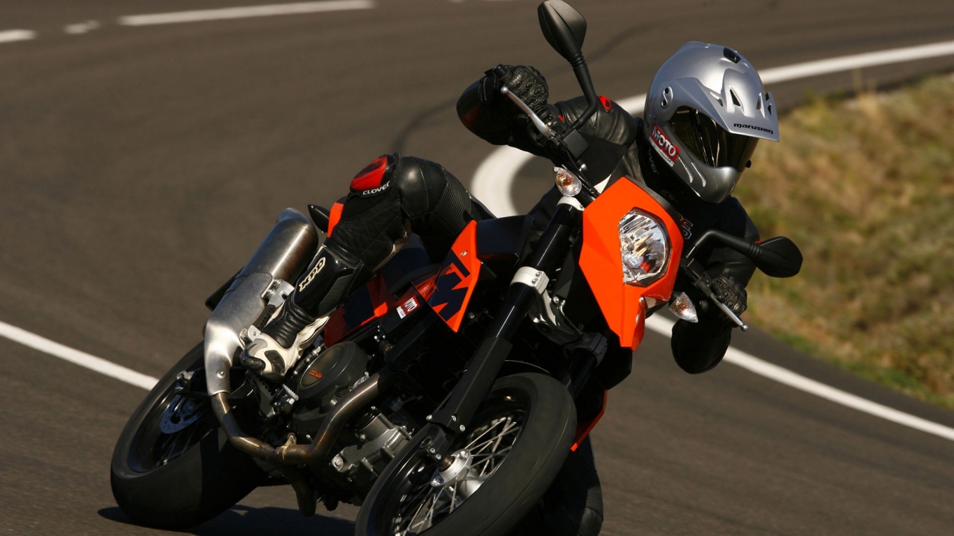 Черный спортивный мопед