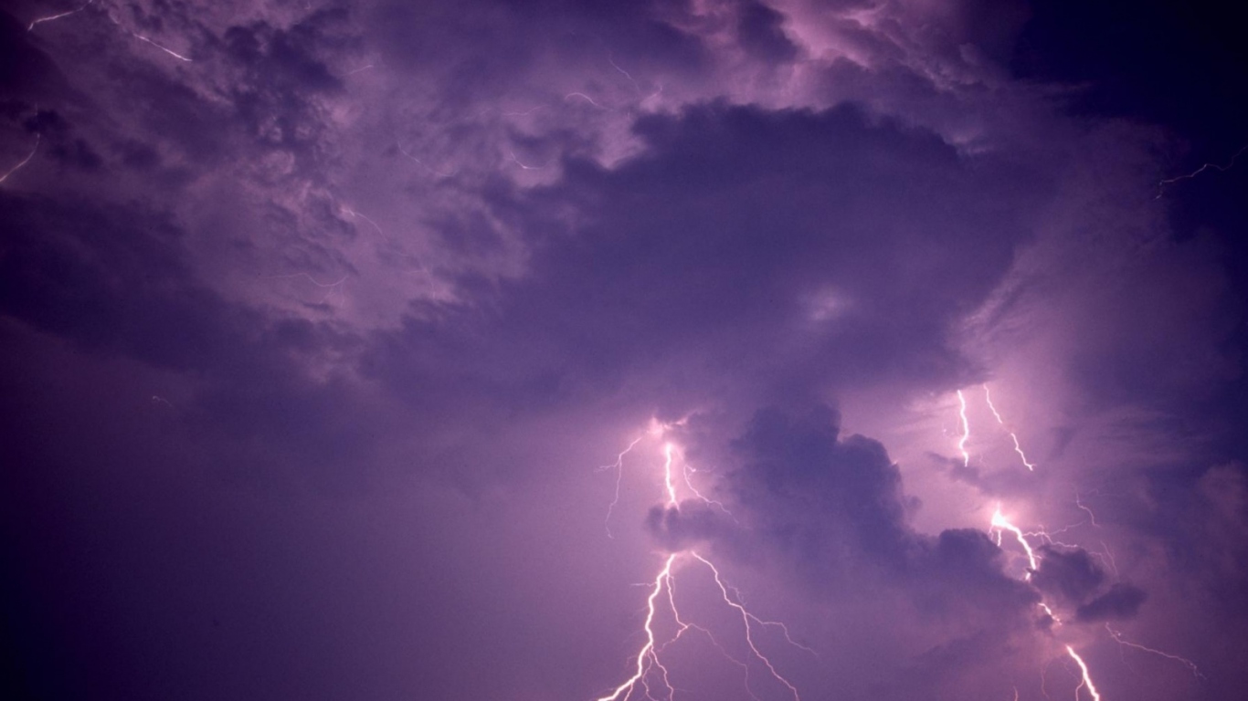 Яркая вспышка молнии