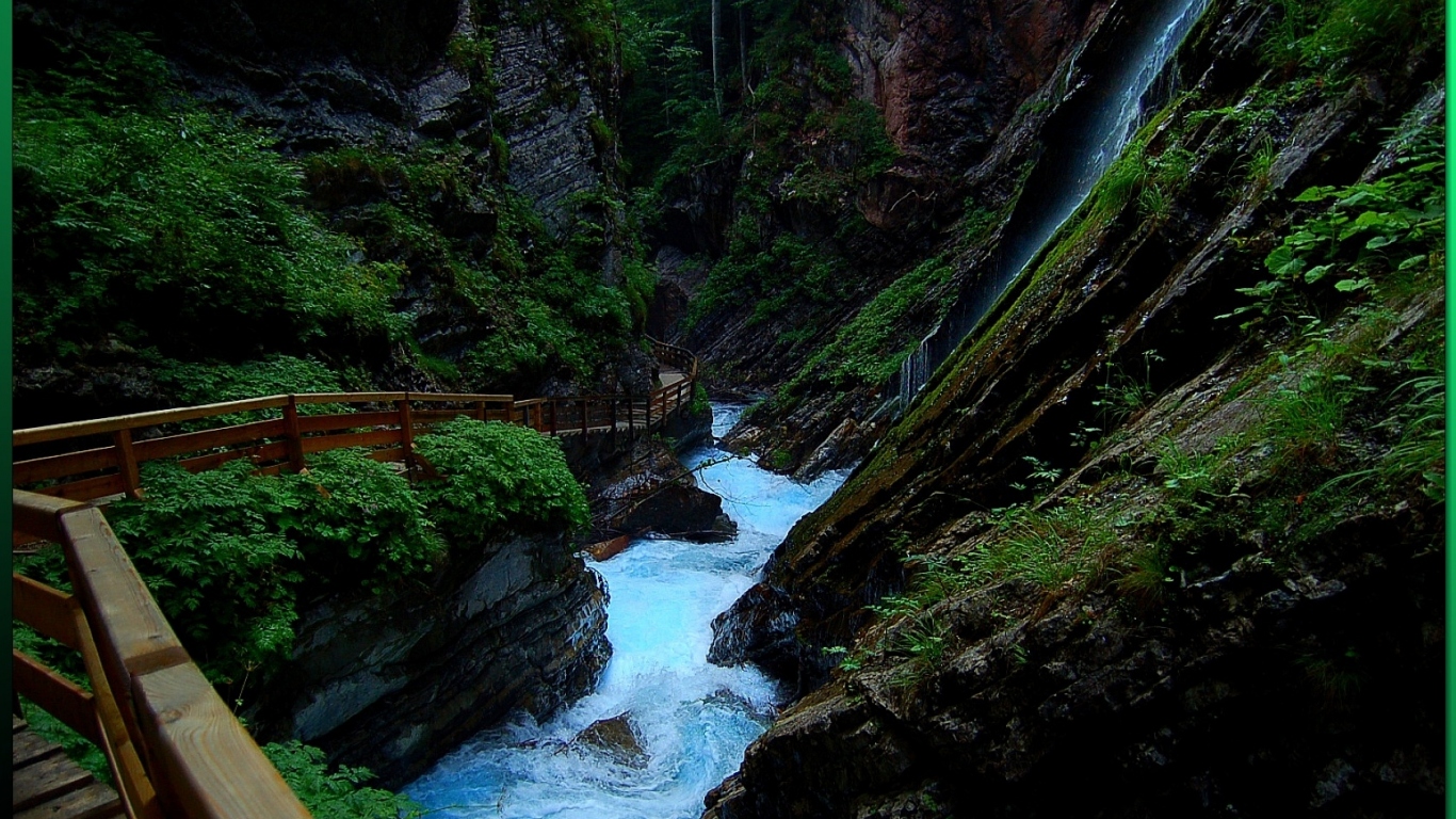 Дорожка вдоль горной реки