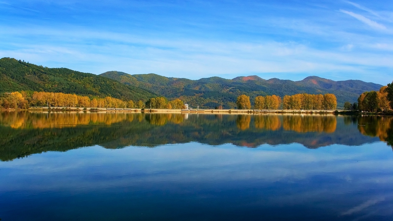 Спокойное озеро