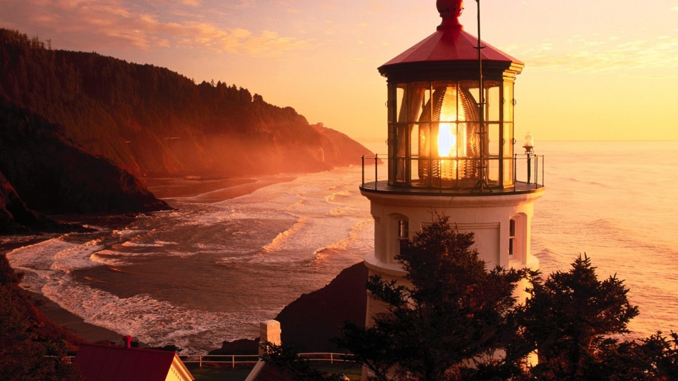 Свет маяка на закате
