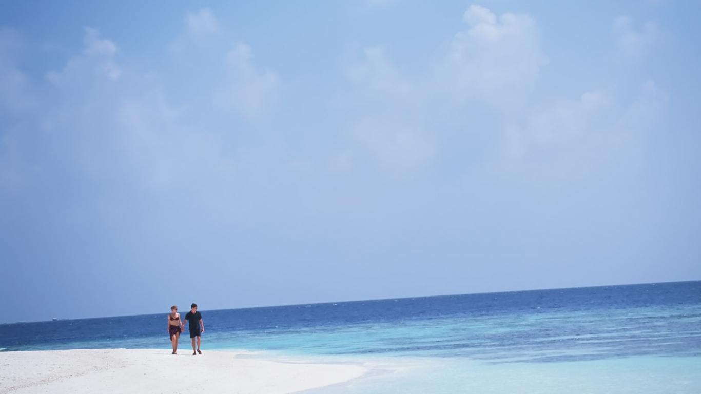 Парочка у моря