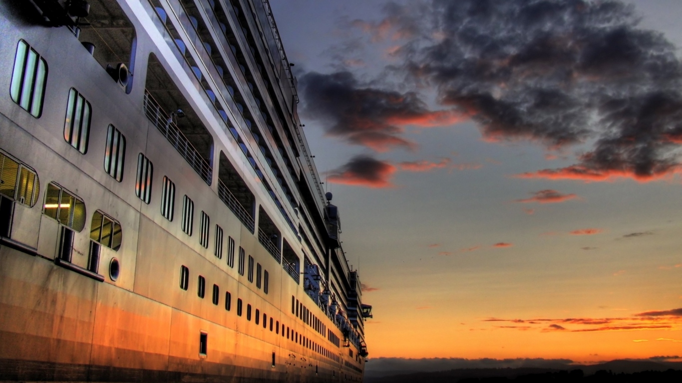 Круизный лайнер на закате