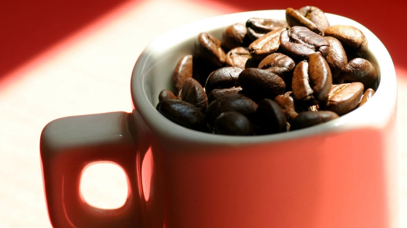 Кружка с зернами кофе