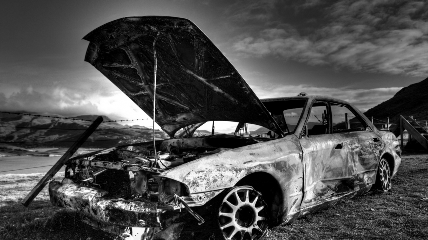 Старая сгоревшая машина