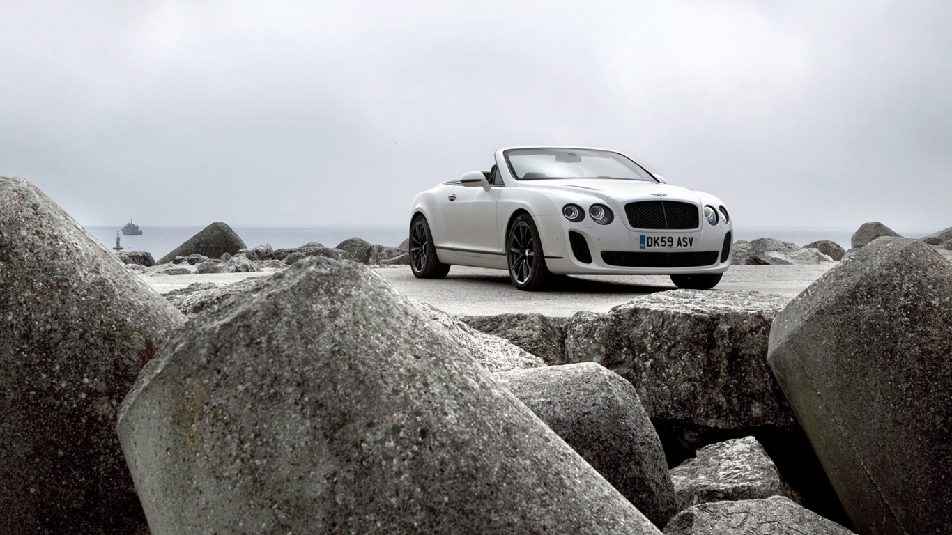 Bentley Continental Supersports Convertible на каменном причале