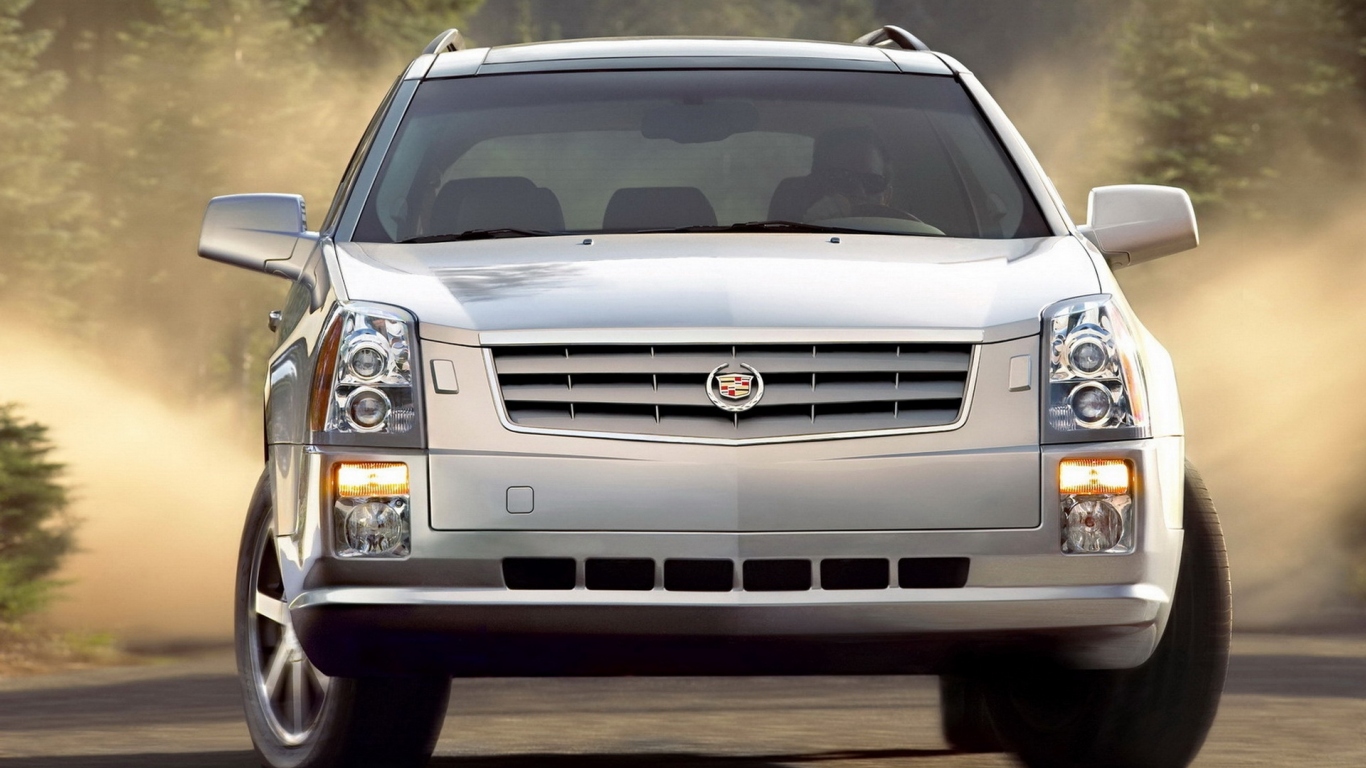 Кадиллак СРХ в лесном массиве