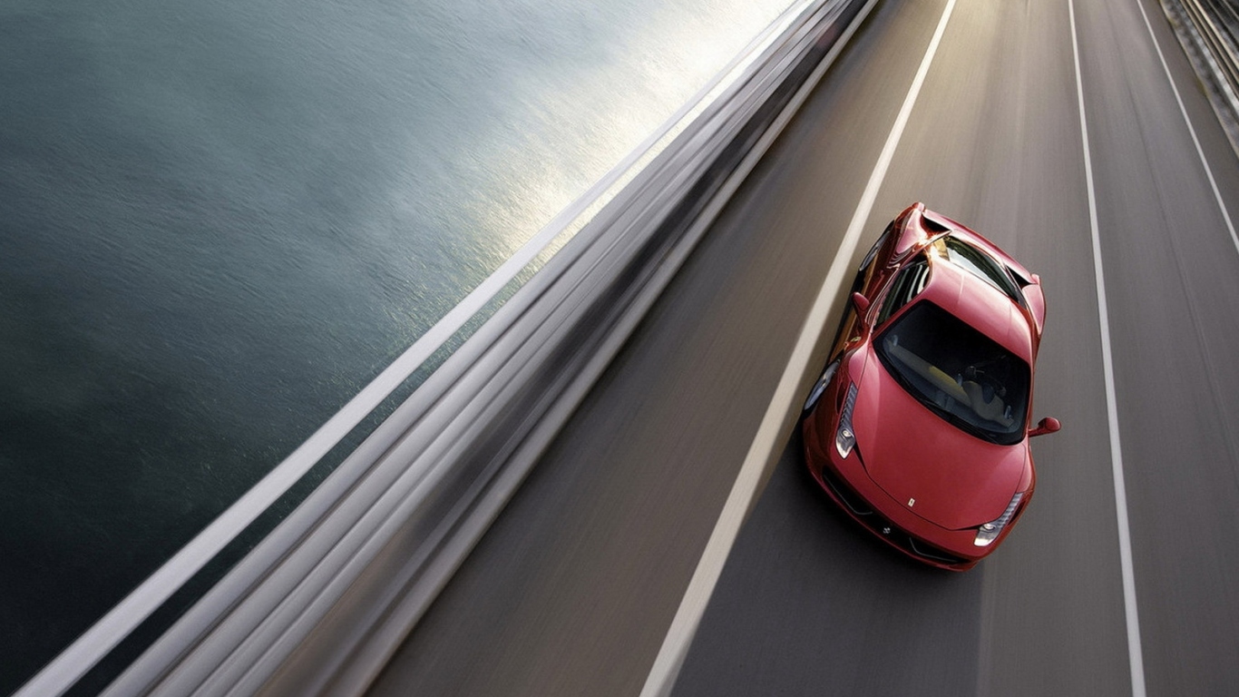 Феррари 458 Италия в движение по трассе