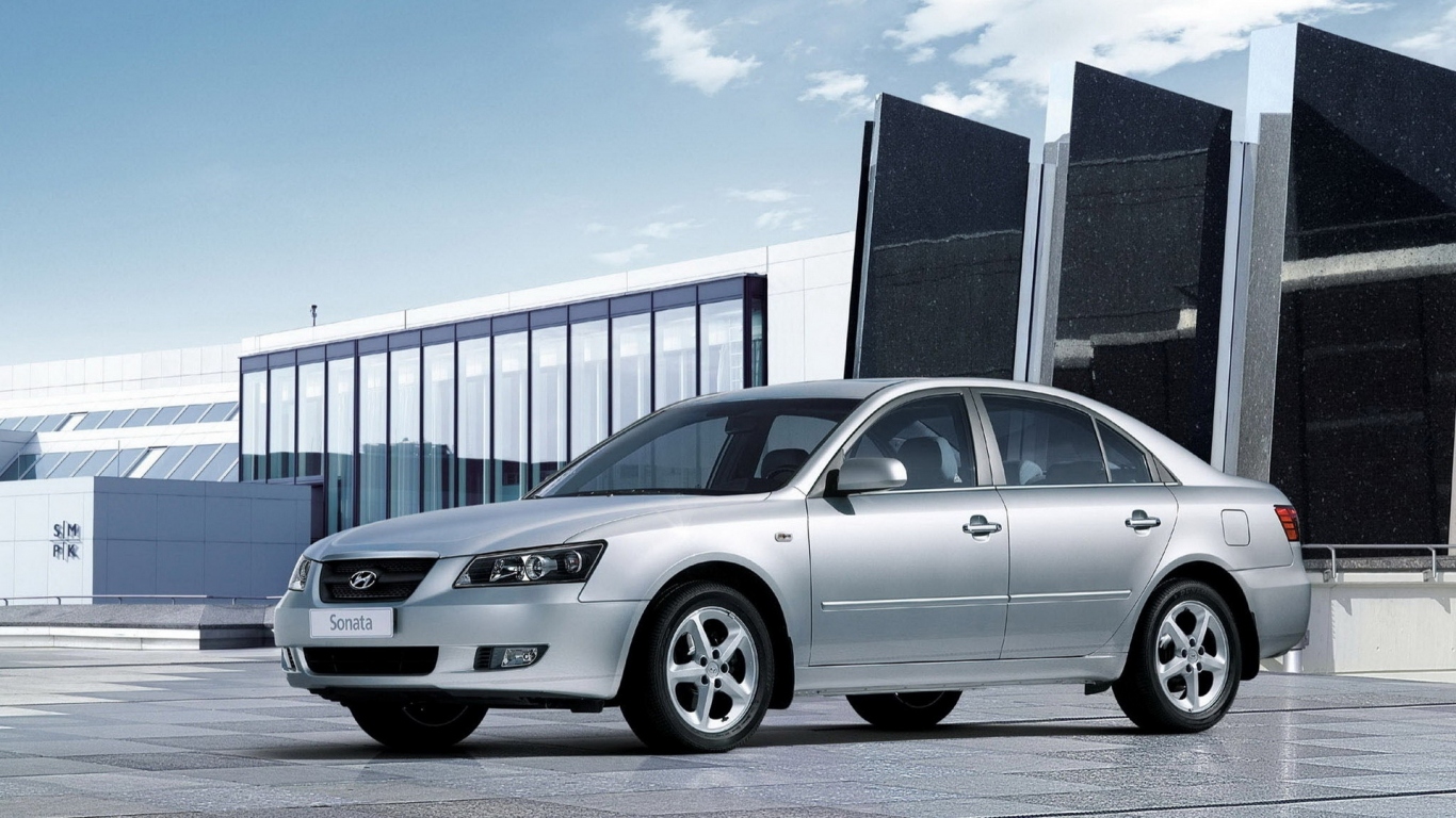 Хендай Соната на паркинге