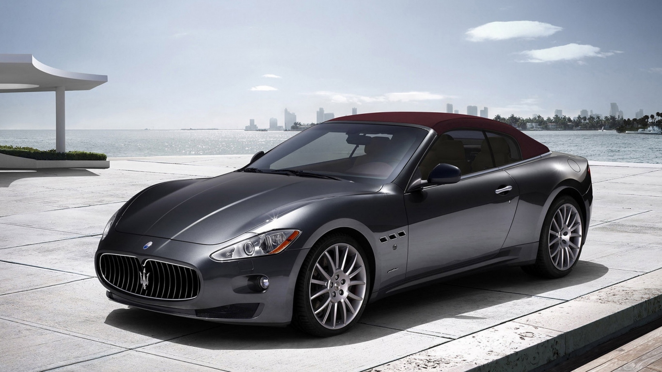 Maserati GranCabrio на причале