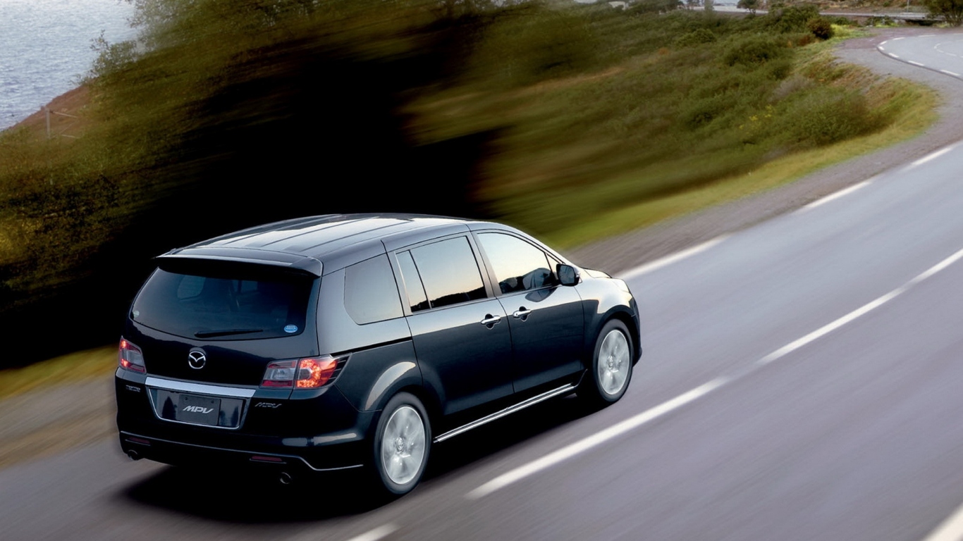 Мазда MПВ движение вперед