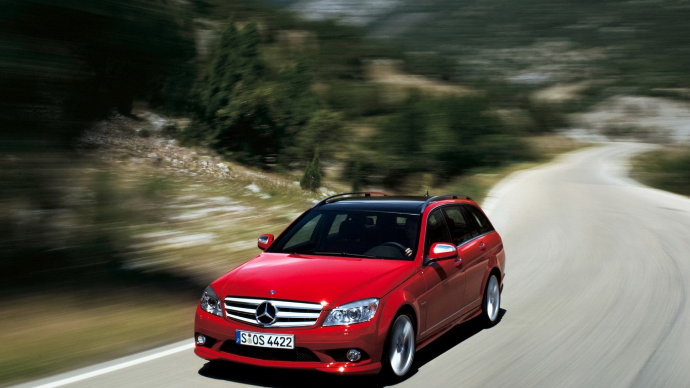 Mercedes Benz C 350 Estate на вьющейся дороге