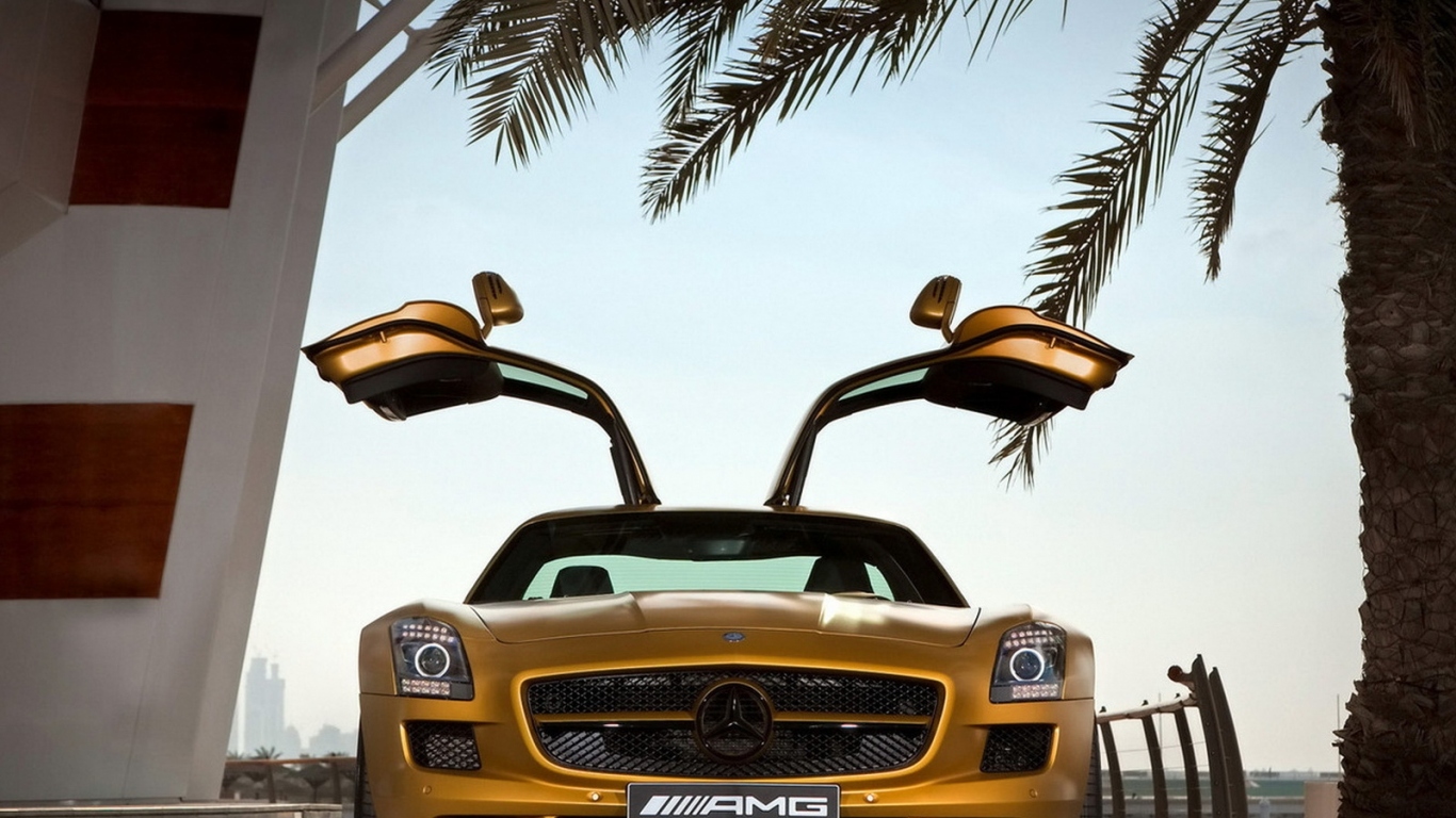 Mercedes Benz SLS AMG Desert Gold в тени пальмы