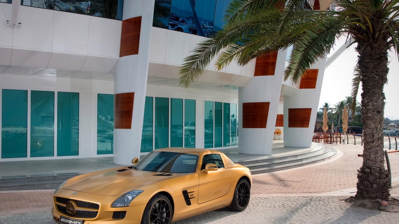 Mercedes Benz SLS AMG Desert Gold при входе