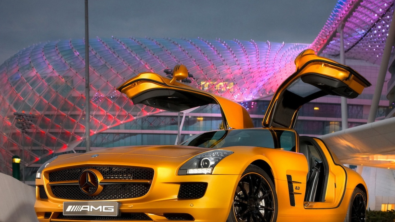 Benz SLS AMG Desert Gold с широко раскрытыми крыльями