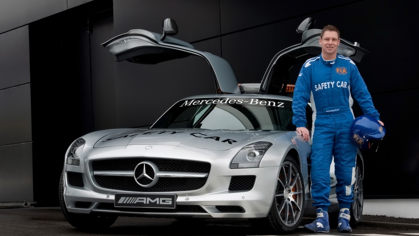 Mercedes Benz SLS AMG F1 перед треком