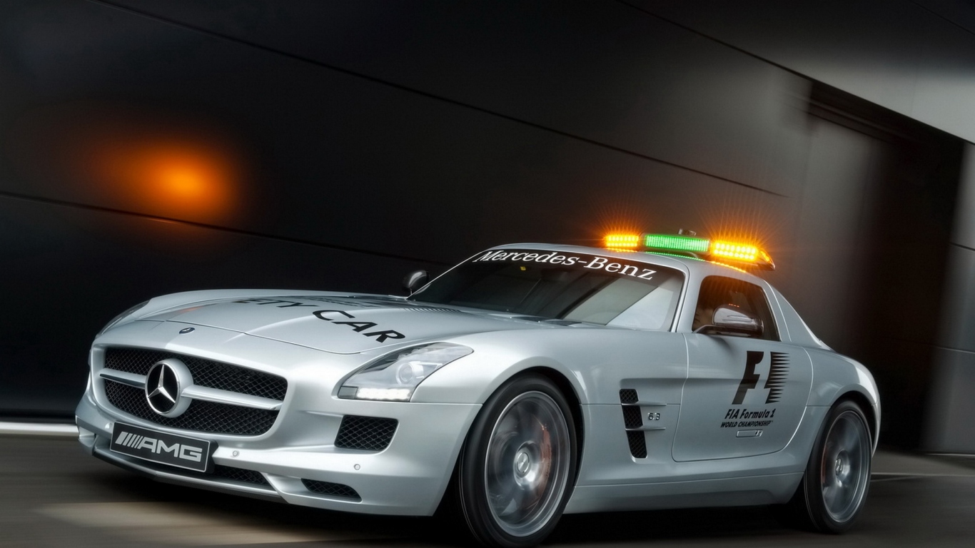 Mercedes Benz SLS AMG F1 выезжая с паркинга
