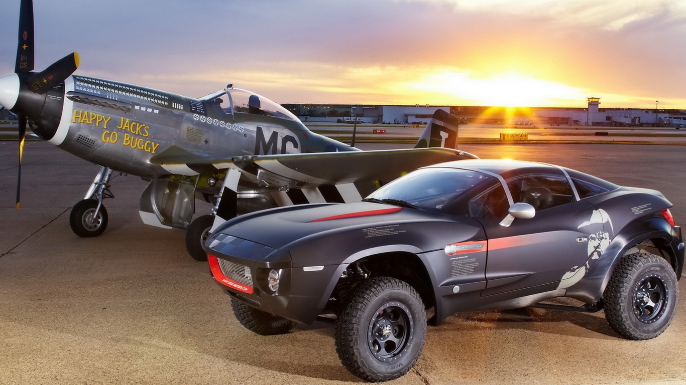 Local Motors Rally на фоне самолета