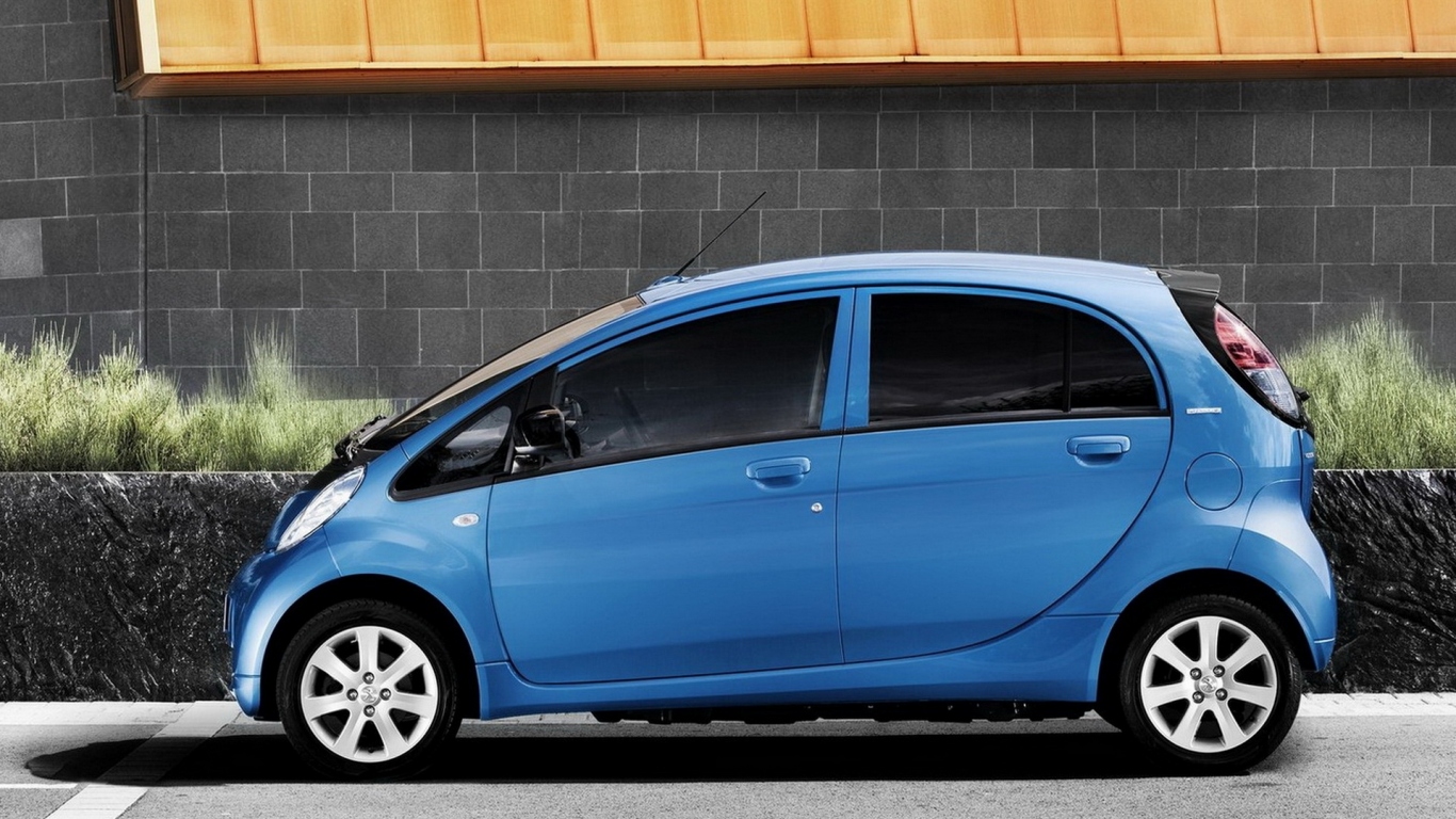 Маленький Пежо iOn 2011